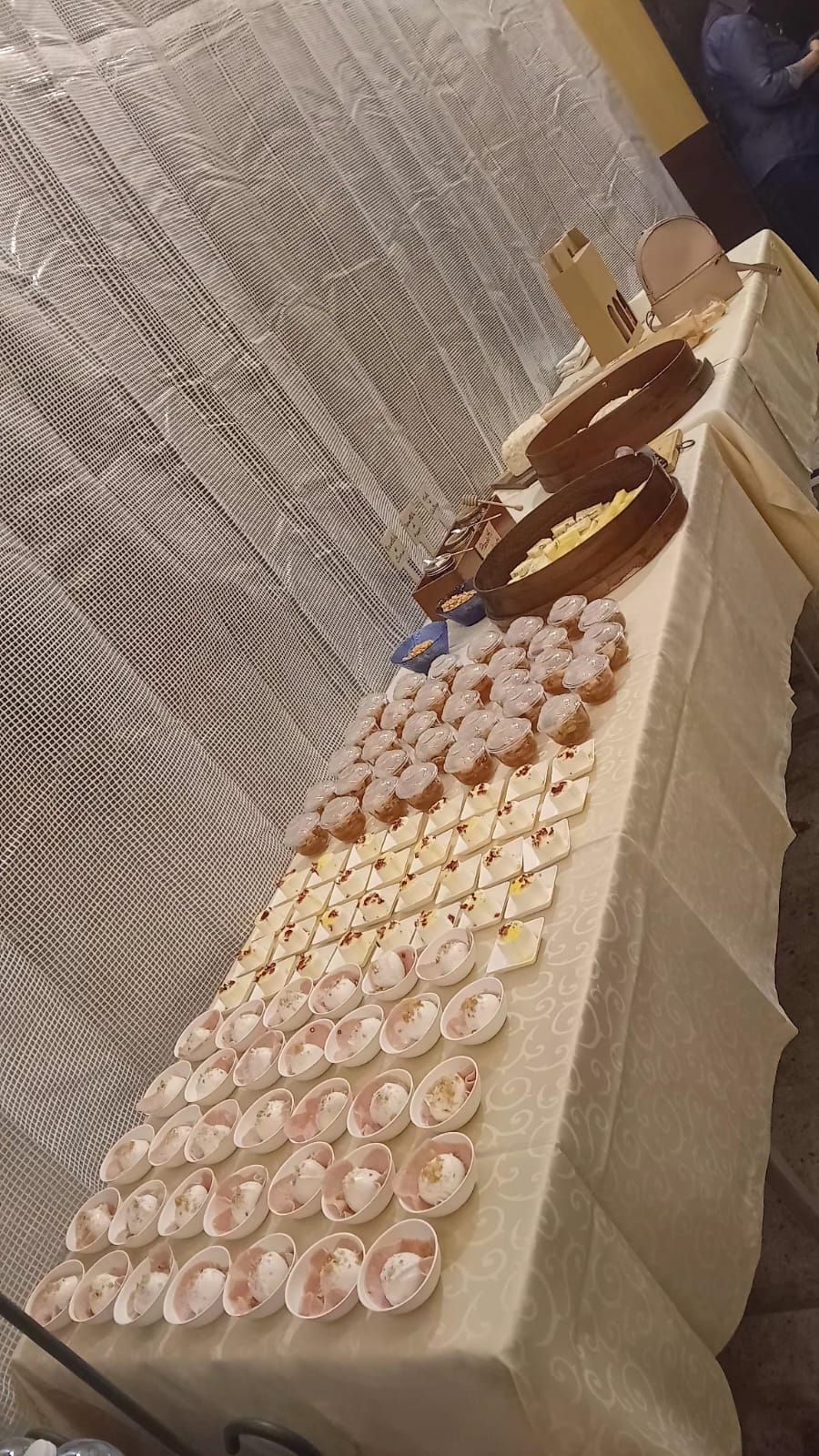 Tavolo da buffet con file di antipasti e ciotole di cibo.