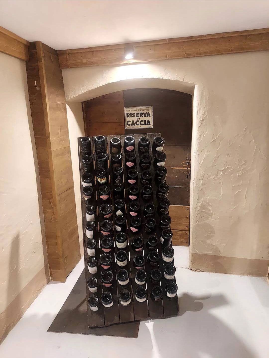 Bottiglie di vino in esposizione