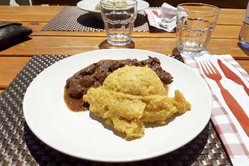 Polenta concia con cervo
