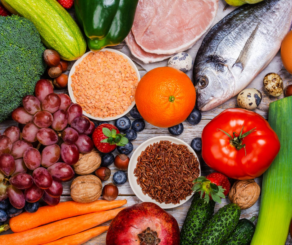 צלחת בסגנון דיאטה ים תיכונית עם ירקות, קטניות ושמן זית