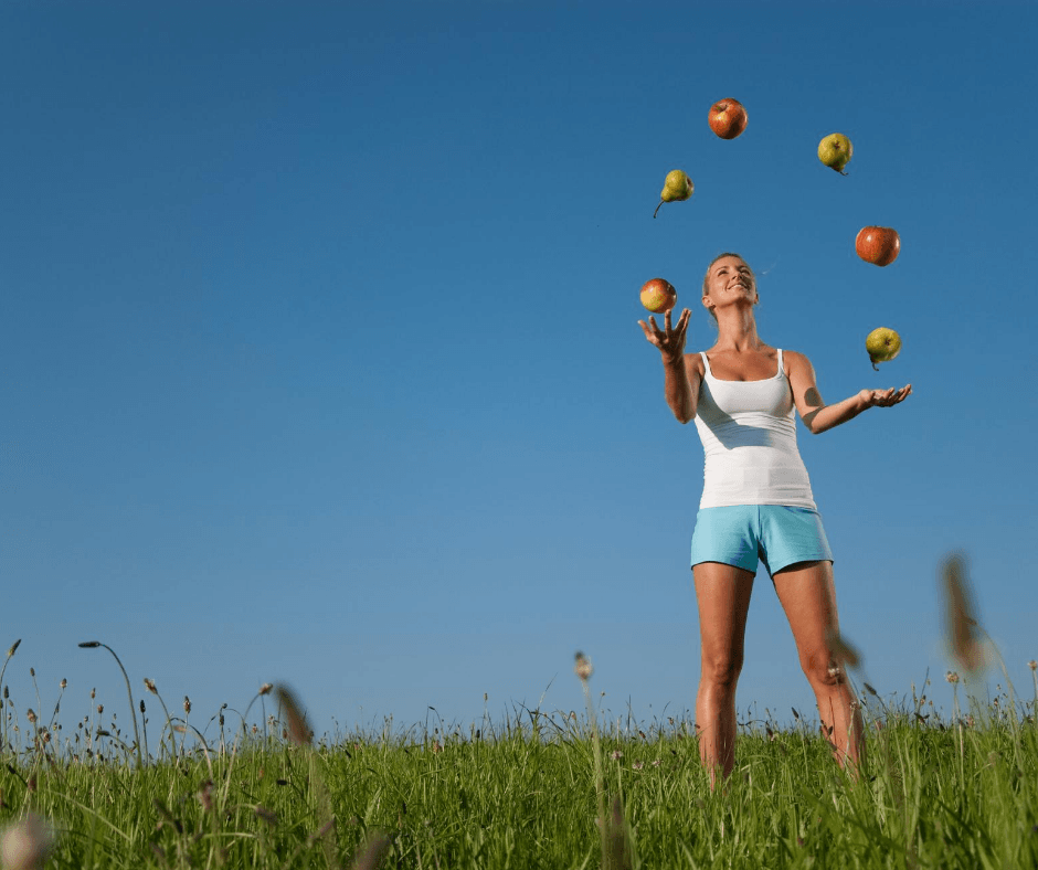 אדם מבצע פעילות גופנית עם דגש על תזונה וירידה במשקל