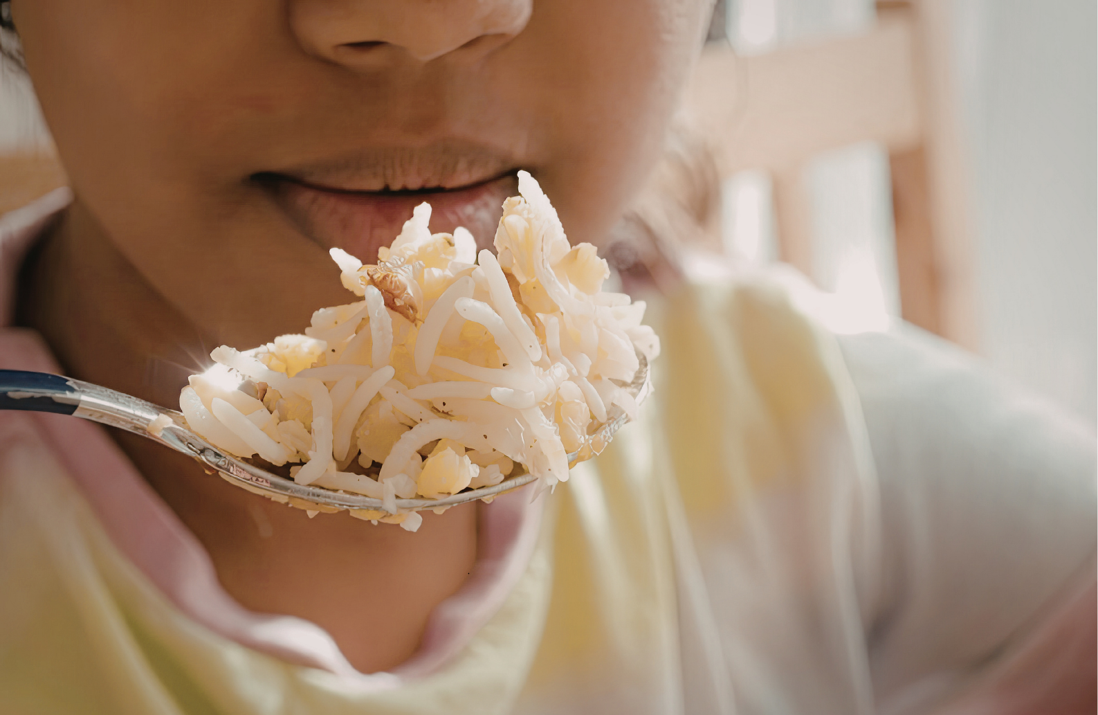 ילד אוכל ארוחה מסודרת כחלק מהבנת רעב אצל ילדים