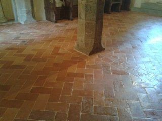 Colonne di pietra e pavimento in cotto