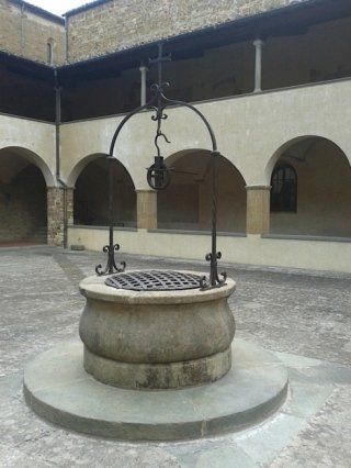 Chiostro con pozzo