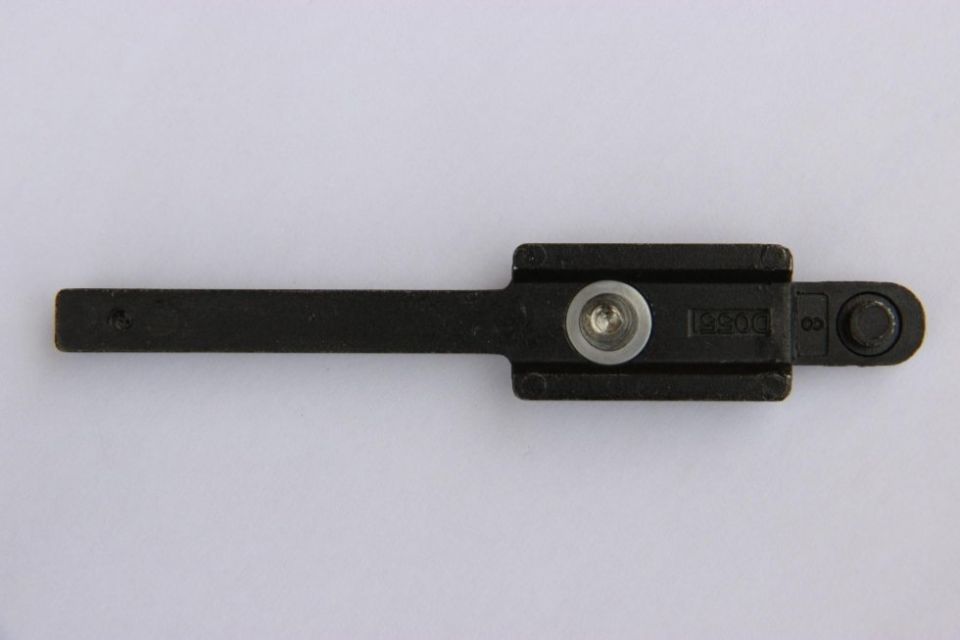 Elemento in metallo scuro