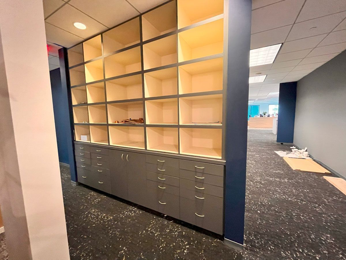 A hallway with a shelf in the middle of it