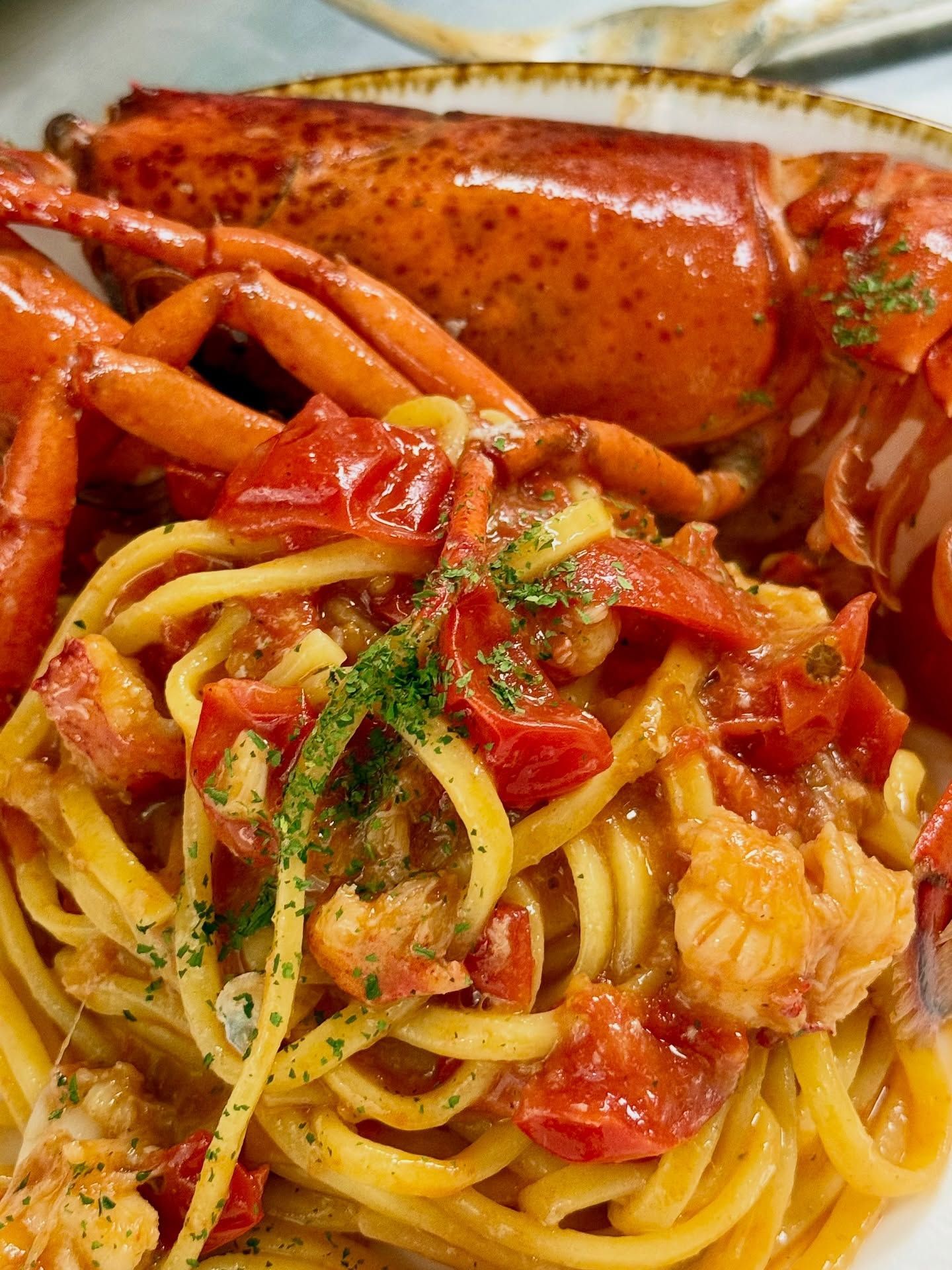 Pasta all'astice: astice cotto sopra gli spaghetti con salsa di pomodoro rosso.