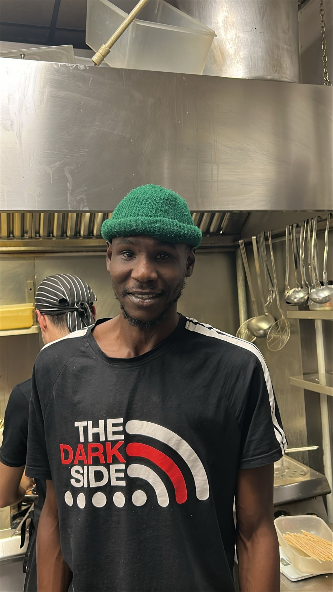 Uomo con berretto verde e maglietta