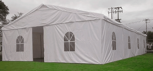 Una gran carpa blanca se encuentra sobre un exuberante campo verde.