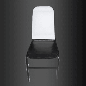 Una silla en blanco y negro con respaldo blanco sobre fondo negro.