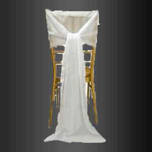 Una silla con un mantel blanco encima