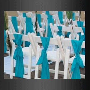 Una hilera de sillas plegables blancas decoradas con fajas y lazos azules.