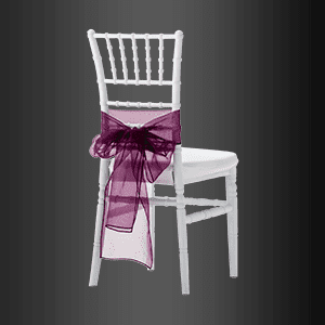 Una silla blanca con un lazo morado.