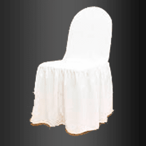 Una silla blanca con una funda blanca sobre un fondo negro.