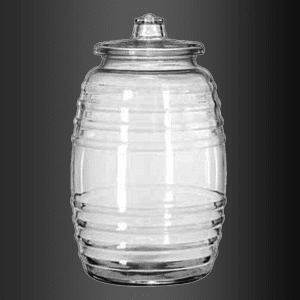 Un frasco de vidrio transparente con tapa sobre un fondo negro.