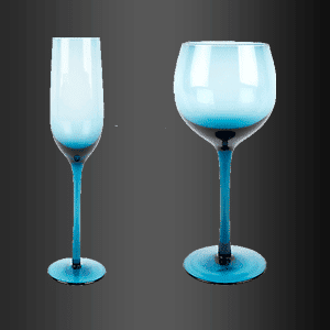 Dos copas de vino con tallos azules sobre un fondo negro