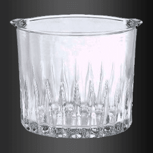 Un cubo de hielo de vidrio transparente con asas sobre un fondo negro.