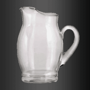 Una jarra de vidrio transparente con asa sobre un fondo negro.