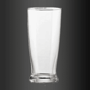 Un vaso transparente reposa sobre una superficie negra.