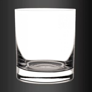 Un vaso transparente con fondo negro está vacío.