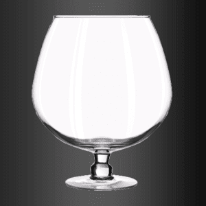 Una copa de vino vacía sobre un fondo negro