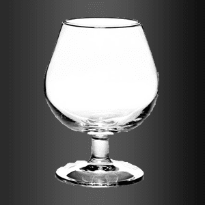 Una copa de vino vacía sobre un fondo negro