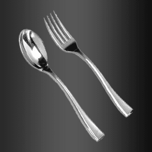 Un tenedor y una cuchara de plata sobre un fondo negro.