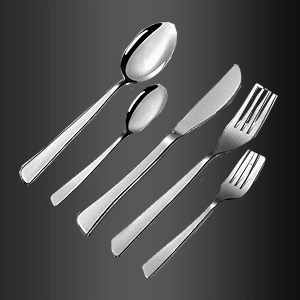 Un juego de cubiertos que incluye cucharas, cuchillos y tenedores sobre un fondo negro.