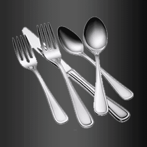 Cubiertos que incluyen tenedores, cucharas y cuchillos sobre un fondo negro