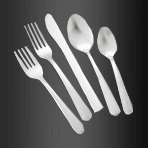 Un juego de cubiertos que incluye tenedores, cuchillos y cucharas sobre un fondo negro.