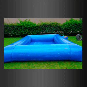 Una gran piscina inflable azul se encuentra encima de un exuberante césped verde.