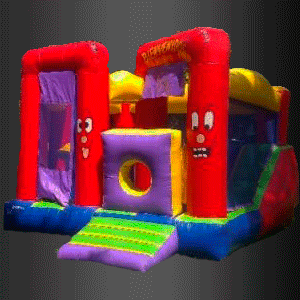 Una casa inflable roja y morada con una cara sonriente en ella.
