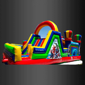 Una gran casa inflable colorida está colocada encima de una mesa.