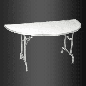 Una mesa plegable blanca con tapa semicircular sobre fondo negro.