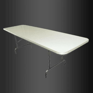Una mesa larga blanca con patas de metal sobre un fondo negro.