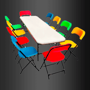 Una mesa blanca con sillas de colores alrededor sobre un fondo negro.