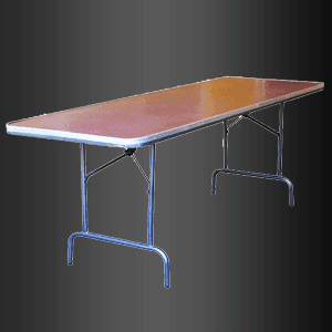 Una mesa plegable con tablero de madera y patas de metal.