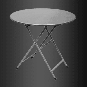 Una mesa plegable redonda con fondo negro.