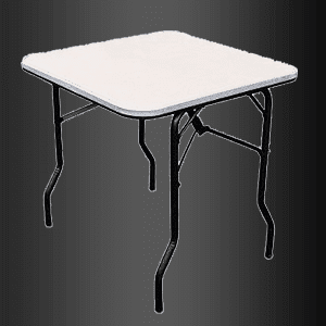 Una mesa plegable blanca con patas negras sobre un fondo negro.