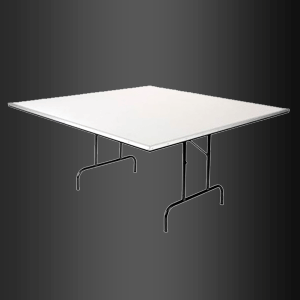 Una mesa plegable blanca con patas de metal sobre un fondo negro.