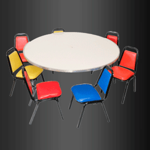 Una mesa redonda con sillas de colores alrededor sobre un fondo negro.