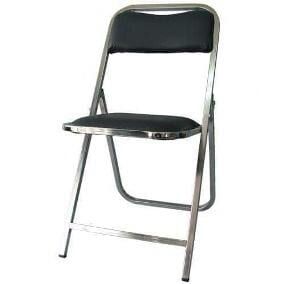 Una silla plegable con asiento y respaldo de color negro sobre fondo blanco.