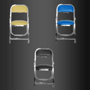 Tres sillas plegables con diferentes colores sobre fondo negro.
