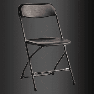 Una silla plegable negra sobre un fondo negro