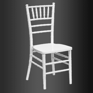 Una silla blanca está sobre un fondo negro.