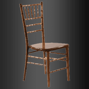 Una silla de madera está sentada sobre un fondo negro.