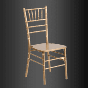 Una silla dorada reposa sobre un fondo negro.