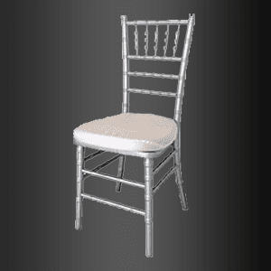 Una silla plateada con un cojín blanco sobre un fondo negro.