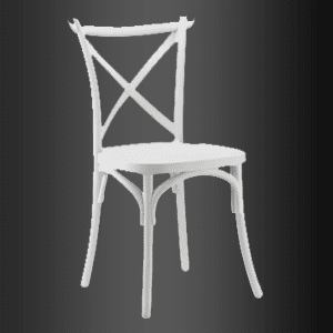 Una silla blanca con respaldo cruzado sobre un fondo negro