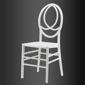 Una silla blanca con un círculo en el respaldo sobre un fondo negro.